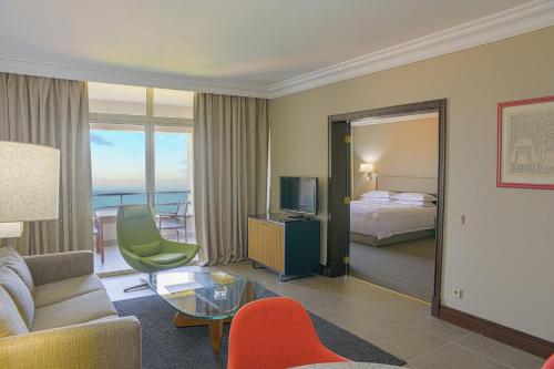 朱尼耶波特米利奥度假酒店的酒店客房设有沙发、床和电视。