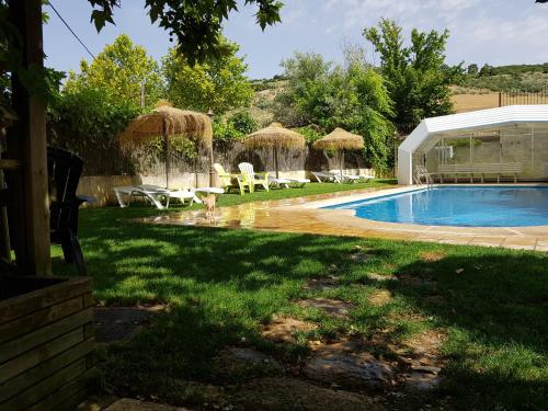 阿尔卡拉斯La Aldea的后院设有游泳池