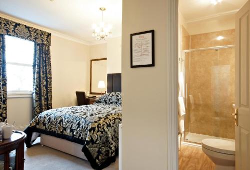 约克勃朗特宾馆的一间卧室配有一张床,浴室设有淋浴。