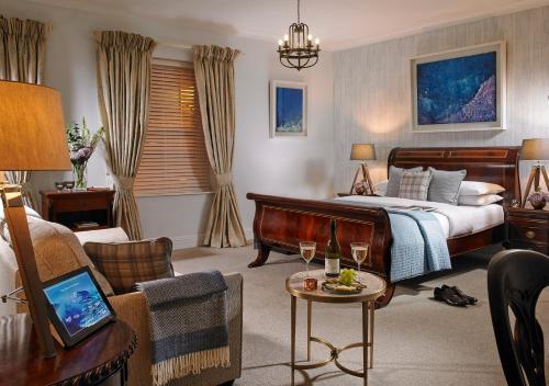 金塞尔布鲁海文酒店的酒店客房,配有床和桌子,配以酒杯