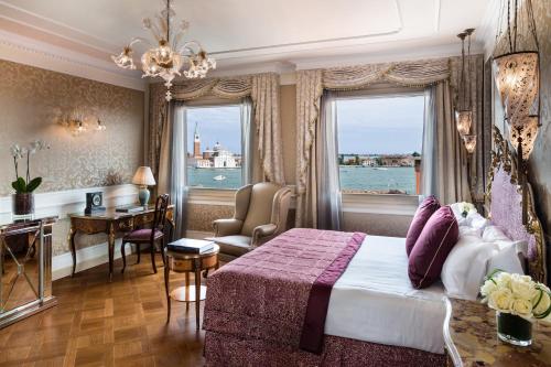 威尼斯露纳巴廖尼酒店 – 立鼎世酒店集团的酒店客房设有一张床、一张书桌和窗户。