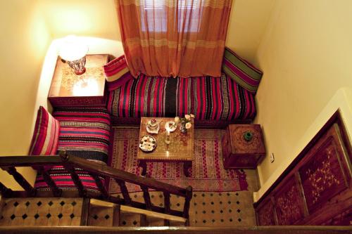索维拉里亚德南屋酒店的客厅配有沙发和桌子