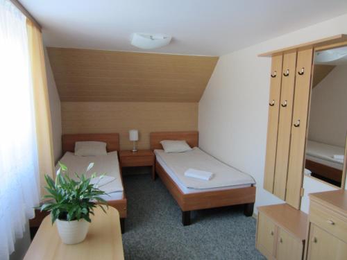 斯伽尔达利沃尼亚旅馆的小房间,带两张床和植物