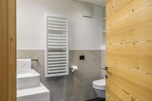 科瓦拉因巴迪亚罗通娜拉公寓式酒店的浴室配有白色卫生间和盥洗盆。