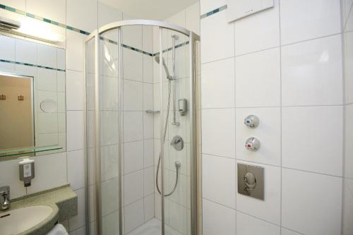 慕尼黑利奥波德酒店的带淋浴和盥洗盆的浴室