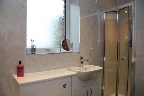 LybsterTaigh An Clachair的一间带水槽、镜子和淋浴的浴室