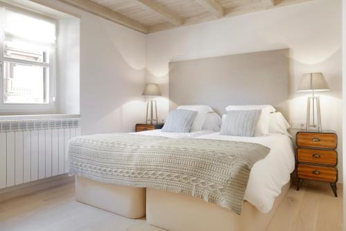 上阿兰Val de Ruda Luxe 52 by FeelFree Rentals的白色的卧室设有一张大床和一个窗户