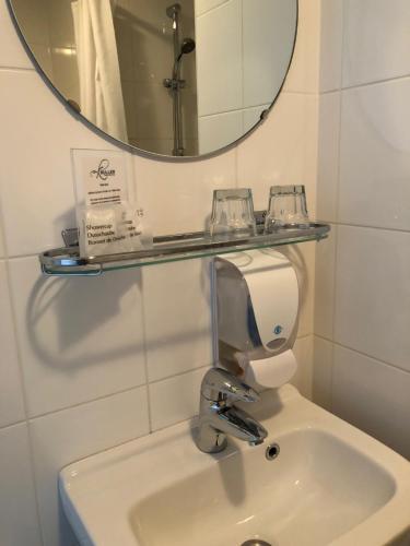 奥特罗't Witte Hoes的一间带水槽和镜子的浴室