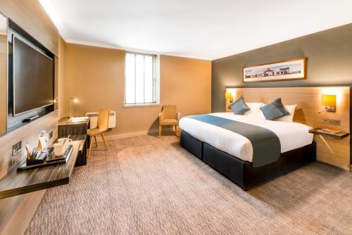 阿伯丁国敦阿伯丁酒店的一间酒店客房,配有一张大床和一台平面电视