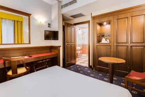 博洛尼亚贝斯特韦斯特城市酒店的酒店客房带一张床、一张桌子和椅子