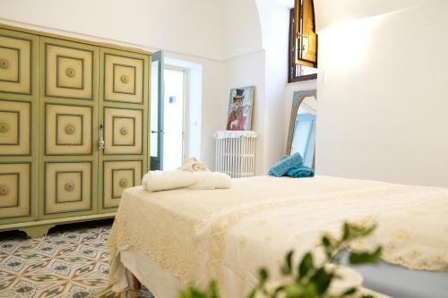 奥斯图尼Casa del Sud的一间卧室配有一张床和一面大镜子
