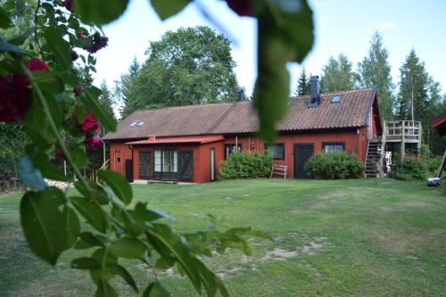 卡特琳娜霍尔姆Björnåsen Bear Hill的前面有院子的红色房子