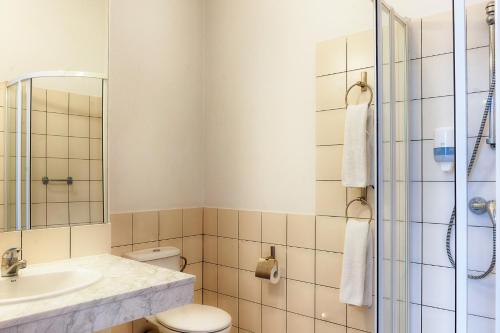 罗兹罗兹福克斯酒店的浴室配有卫生间、盥洗盆和淋浴。