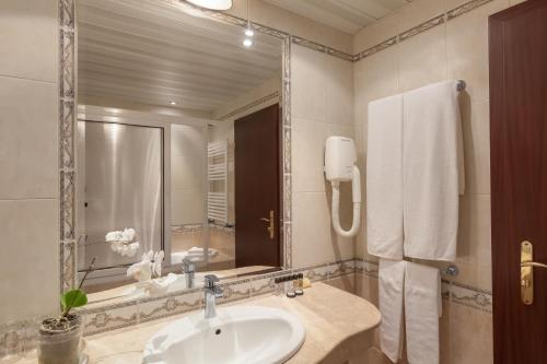 鲁斯塔酒店的一间浴室