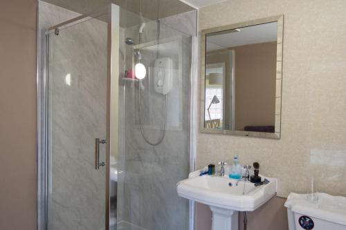 奥尔德奥尔德皇冠酒店的带淋浴和盥洗盆的浴室
