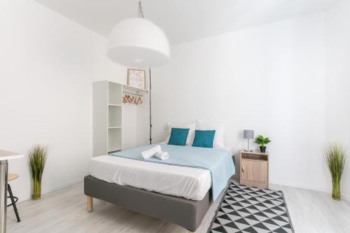 贝济耶RELAXING 95m² DUPLEX APPARTEMENT 3 Chambres的一间卧室配有一张带蓝色枕头的床