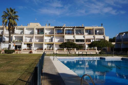 桑卢卡尔-德巴拉梅达Villa Horacia的大楼前设有游泳池的酒店