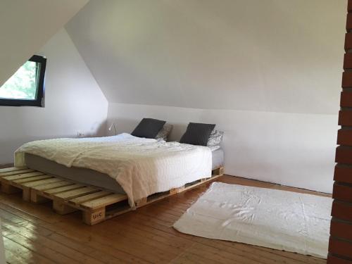 巴拉通雷勒KÉSA Faház的木制平台上的卧室