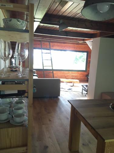 巴拉通雷勒KÉSA Faház的厨房配有梯子、玻璃杯和桌子
