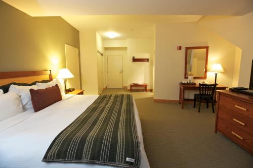 基林顿豪华度假酒店客房内的一张或多张床位
