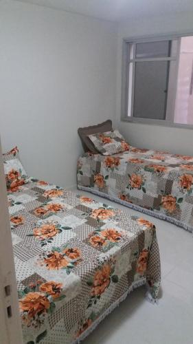 Apartamento Ed. Ouro Preto Praia do Morro客房内的一张或多张床位