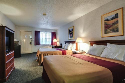 MidlothianAmericas Best Value Inn Midlothian的酒店客房设有两张床和一台平面电视。