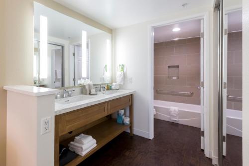 卡尔斯巴德Grand Pacific Palisades Resort的一间带大水槽和淋浴的浴室