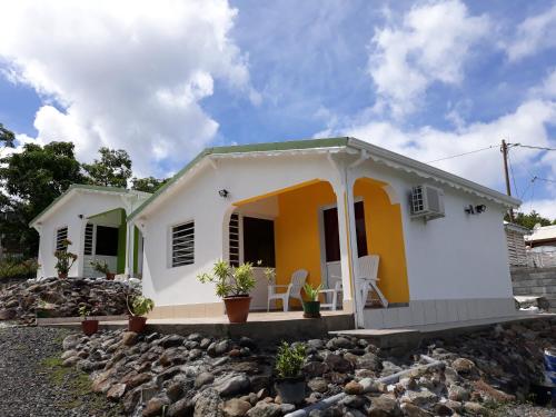 德赛Bikamado的白色和黄色的小房子,岩石
