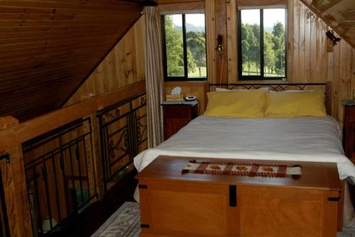 GembrookCarinya Park的一间位于带窗户的小屋内的卧室