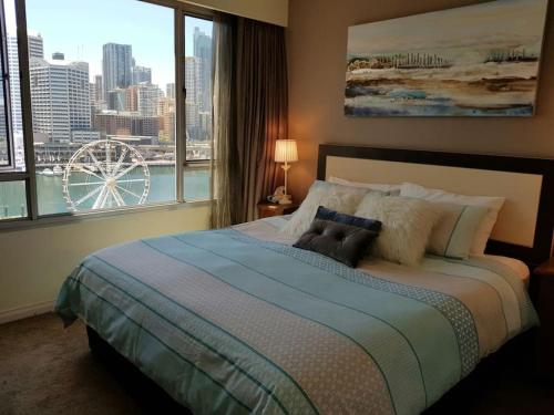 Darling Harbour 2 Bedroom Apartment客房内的一张或多张床位