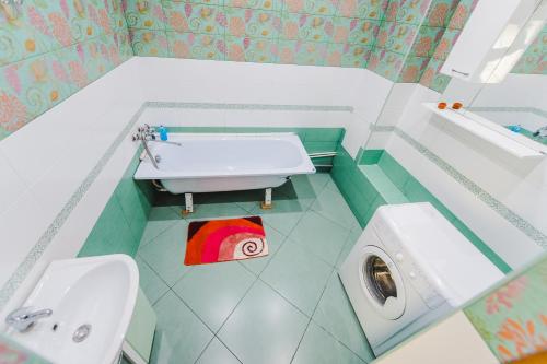 赤塔Dekabrist Apartment Tokmakova 36的一间带水槽和洗衣机的浴室