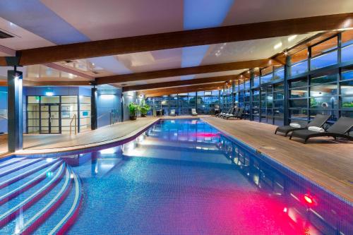诺富特堪培拉酒店内部或周边的泳池
