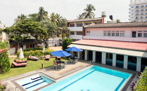 拉维尼亚山Ranveli Beach Resort的享有酒店空中美景,设有游泳池