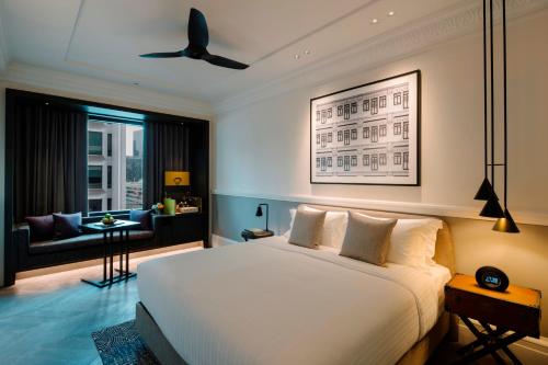 新加坡Grand Park City Hall的一间卧室设有一张床和一间客厅。