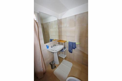 莱乌卡Trulli Leuca的一间带水槽和镜子的浴室