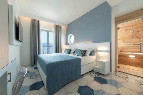 维耶特里劳埃德拜亚酒店的酒店客房设有一张床和一个阳台。