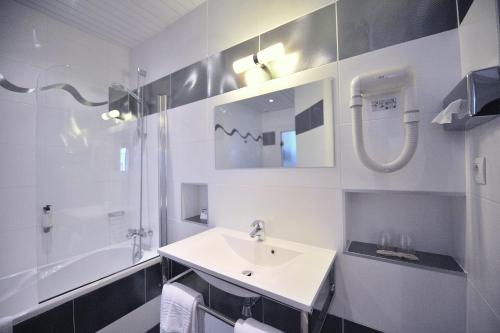 波城Hôtel Continental Pau Centre的白色的浴室设有水槽和淋浴。