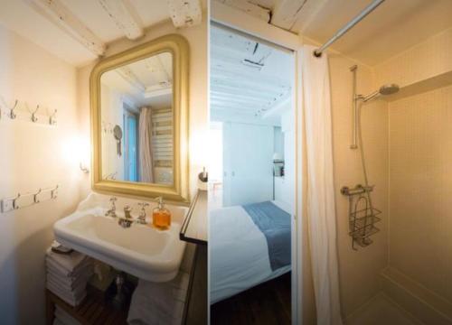 巴黎Chez Vous ST HONORÉ的浴室的两张照片,配有水槽和淋浴