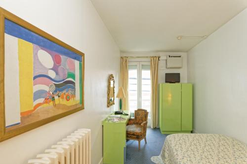 图卢兹Hostel Toulouse Wilson的一间卧室配有绿色冰箱和书桌