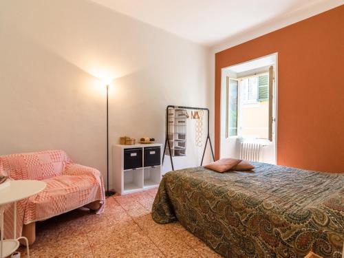 Luxury Apartment in Cannero Riviera Italy with balcony客房内的一张或多张床位