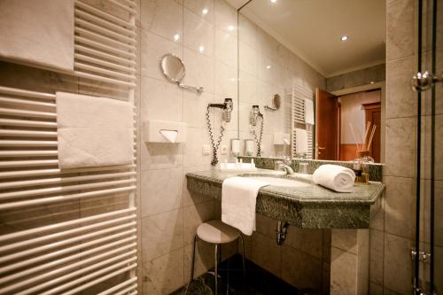 格伦瓦尔德城堡酒店的一间浴室