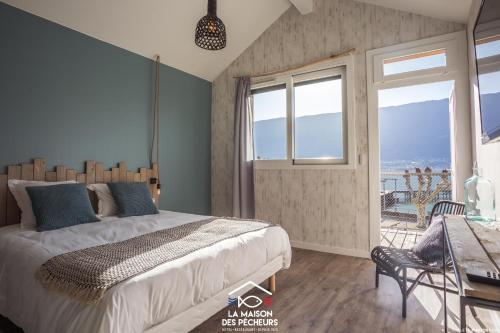 勒·维威恩斯·杜·拉克La maison des pêcheurs的一间卧室设有一张床,享有海景