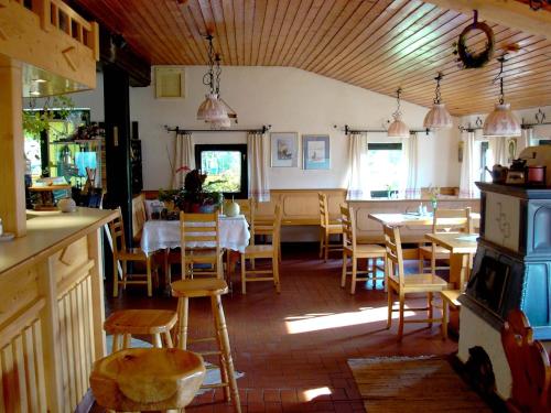 绍萨尔地区基策克葛诺斯古特洛伦茨乡村旅馆的一间带桌椅的用餐室和一间餐厅