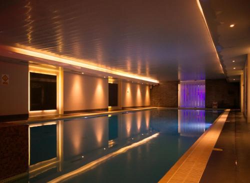 豪士罗希思罗机场大陆酒店的一座建筑物的游泳池