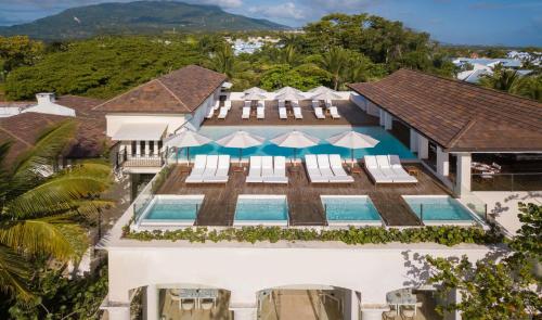 圣斐利-银港卡萨殖民海岸温泉酒店的享有带游泳池的别墅的空中景致