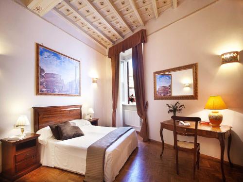 罗马潘泰翁旅馆的一间卧室配有一张床、一张桌子和一张书桌