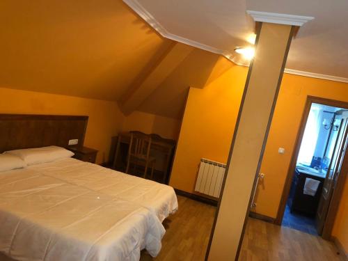 桑托尼亚La Mies del Marqués的卧室设有白色的床和黄色的墙壁