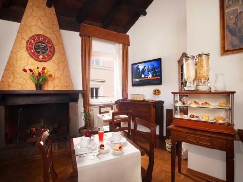 罗马潘泰翁旅馆的客厅配有桌子和壁炉