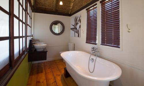Noordoewer菲利克斯尤奈特普罗文奈斯露营地山林小屋的浴室配有白色浴缸和水槽