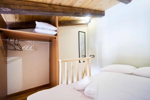 加拉塔斯Kyriaki's Traditional Loft的客房设有2张双层床和白色枕头。